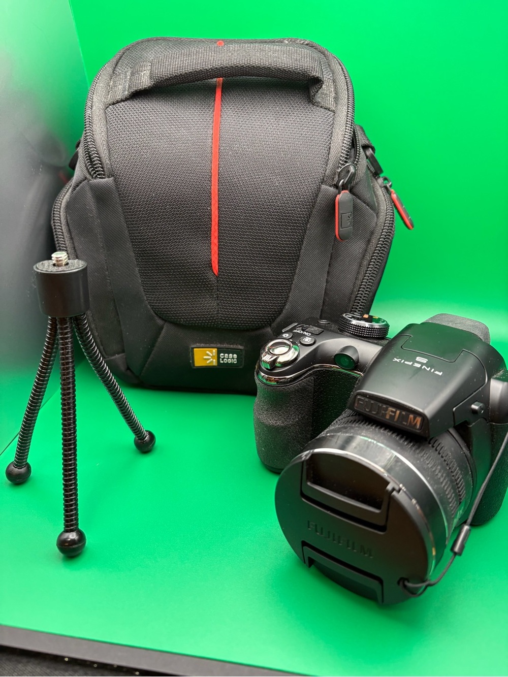 Fujifilm Finepix Black Camera with Black Carrying Case & tripod